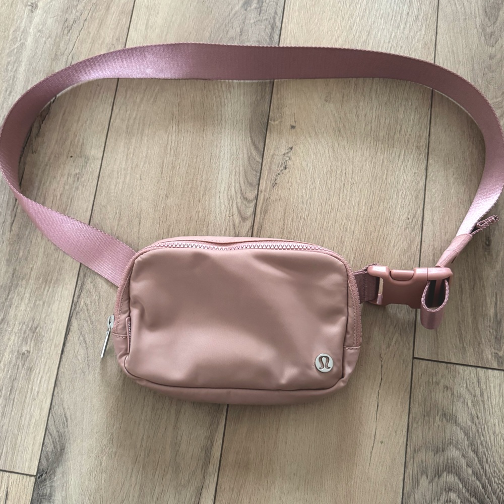 NWOT Lululemon belt bag